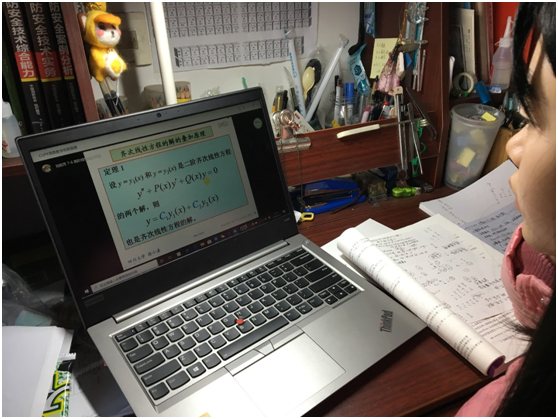 陈竹影在上高数课