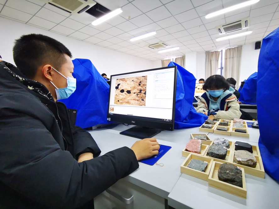 20211107校区开展文化润疆之市一中走进中石大主题研学活动 (9)