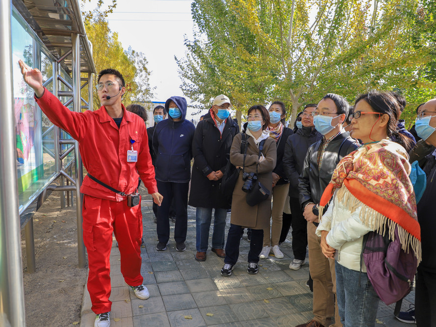 1017银龄教师援建教师油城旅 徐澜城摄 1