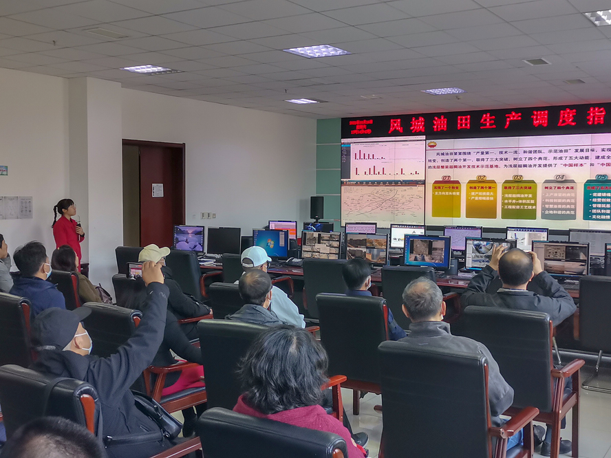 1017银龄教师援建教师油城旅 徐澜城摄2