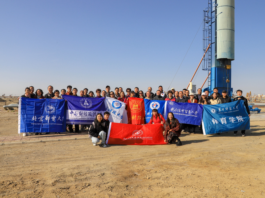 1017银龄教师援建教师油城旅 徐澜城摄 4