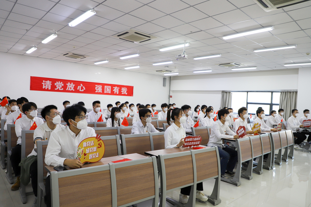 校区石油学院学生在C6教室集中观看中国共产党第二十次全国代表大会(3） (2)
