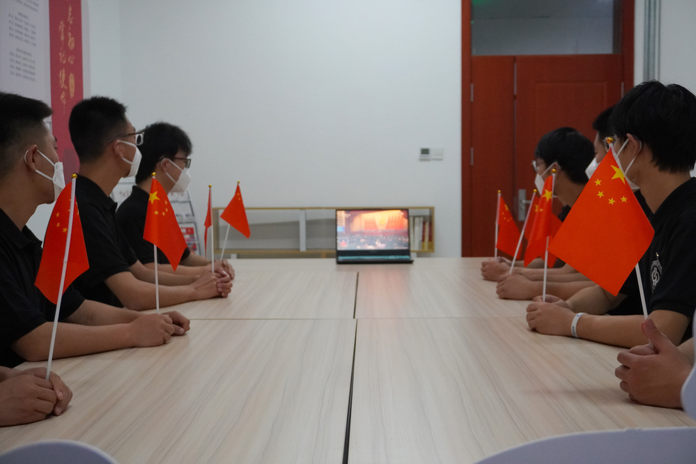 校区石油学院 学生在宿舍单元间观看中国共产党第二十次全国代表大会