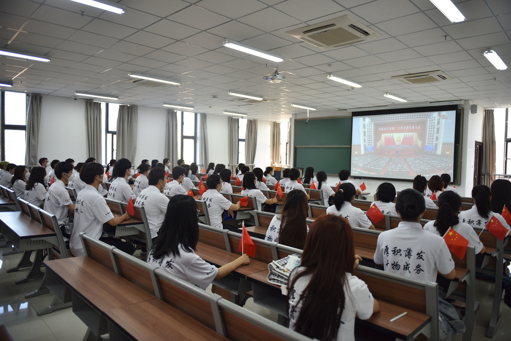 校区文理学院学生在C5楼教室集中观看中国共产党第二十次全国代表大会(2） (3)