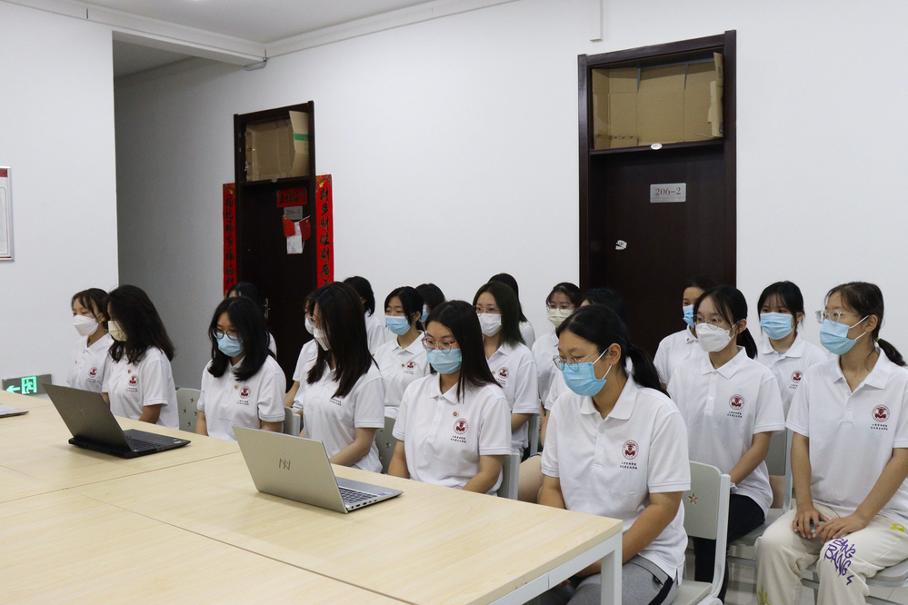 校区工商管理学院 马克思主义学院学生在宿舍单元间集体观看中国共产党第二十次全国代表大会