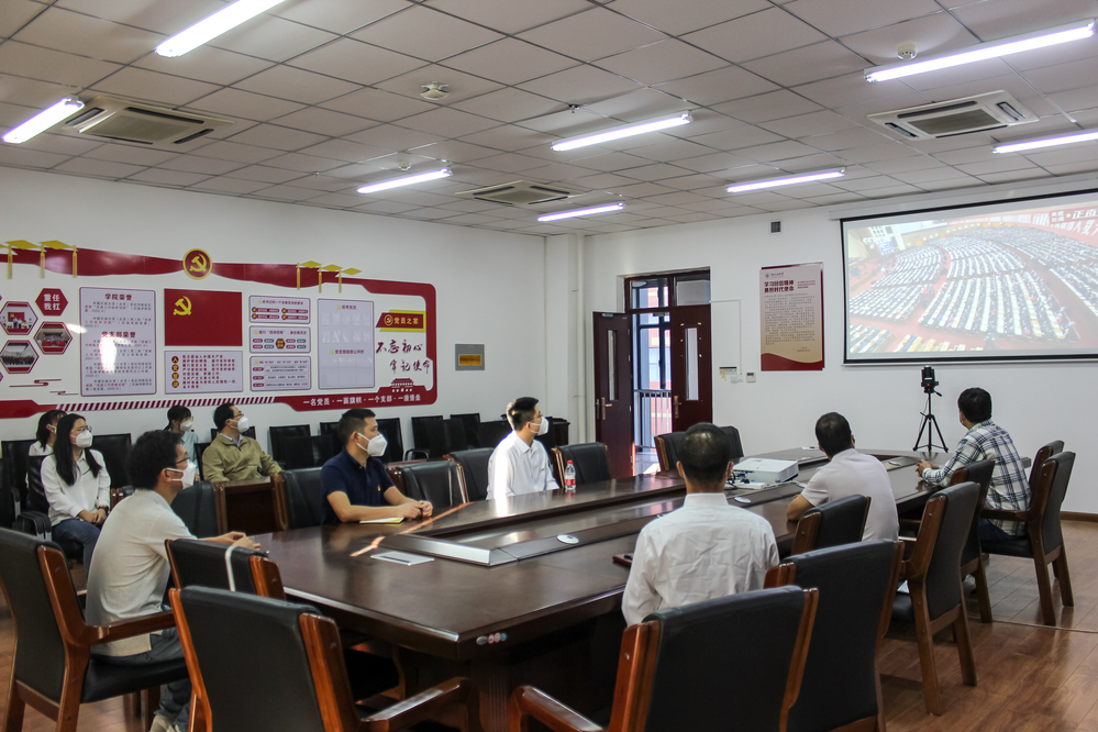 校区石油学院教师在C6会议室集中观看中国共产党第二十次全国代表大会