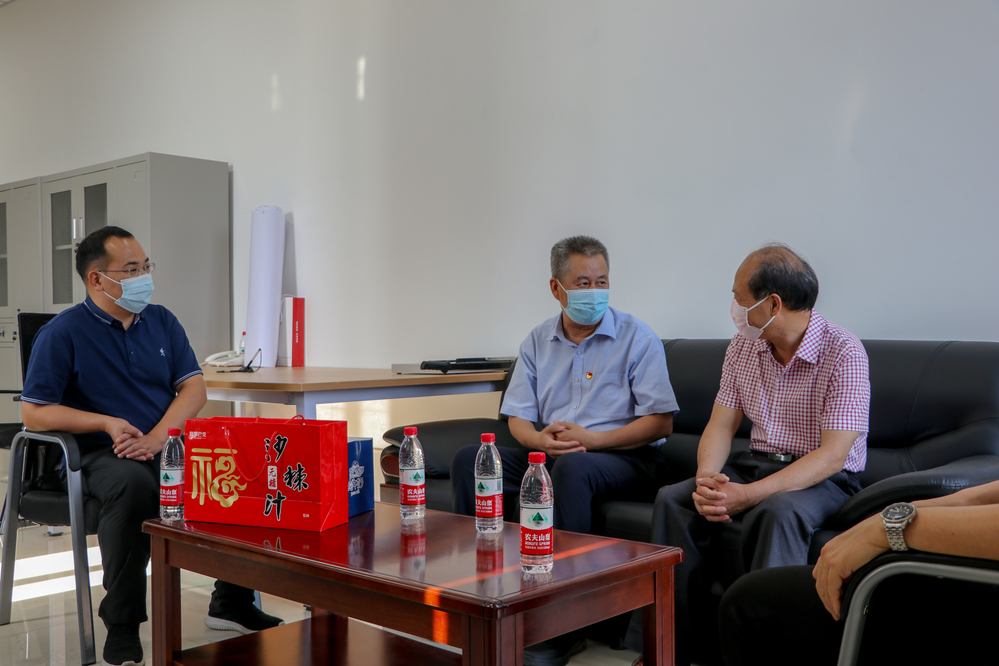 陈大恩看望张建平 梁以开摄