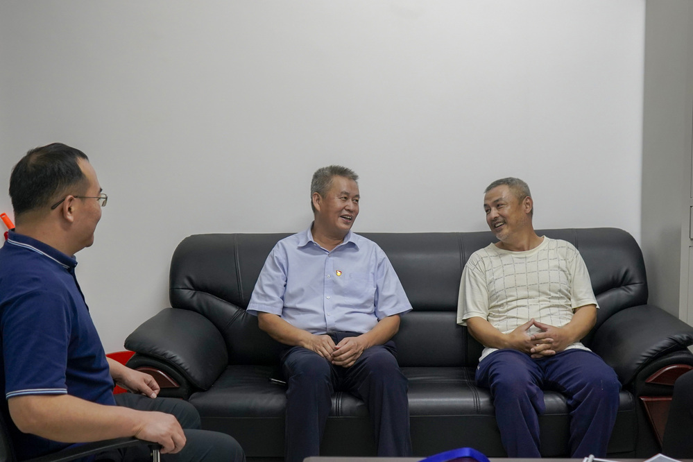 陈大恩看望张毅 邱煜珩摄 (2)