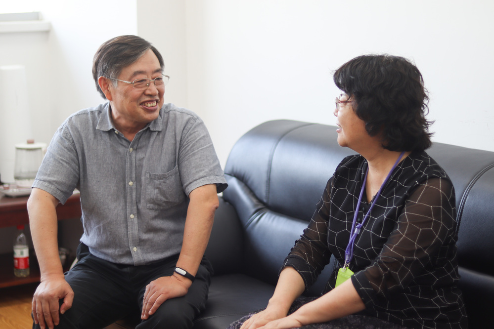 校区党委副书记胡庆喜慰问工商马院教师 代玉洁摄 (3)