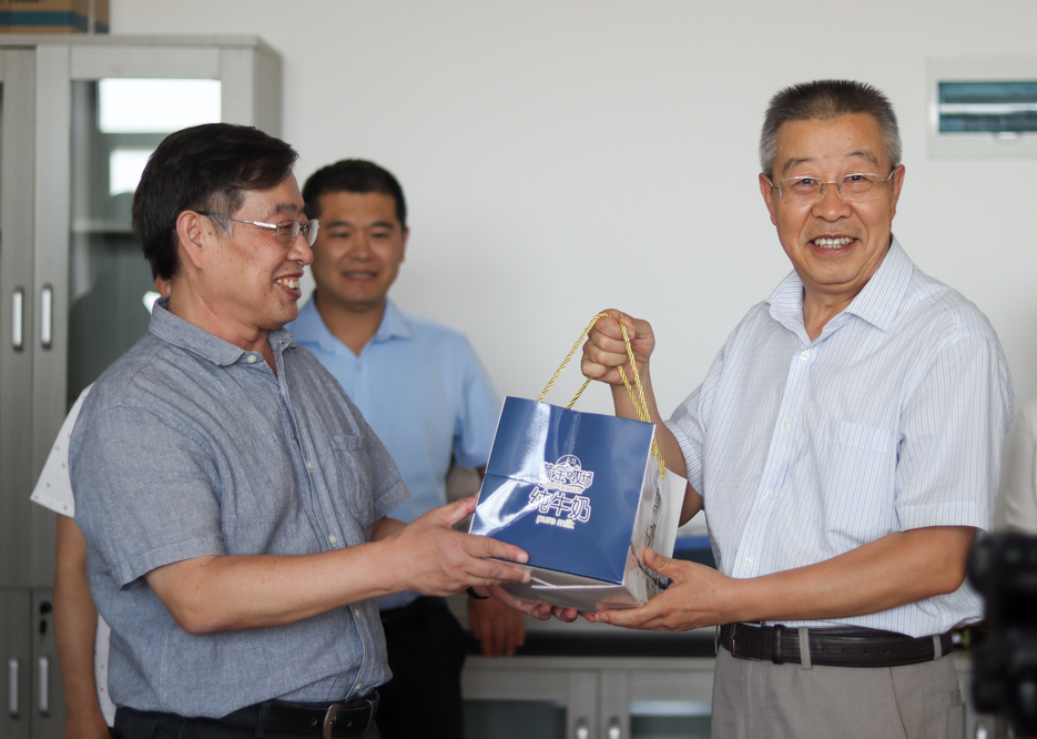 校区党委副书记胡庆喜慰问工商马院教师 代玉洁摄 (1)