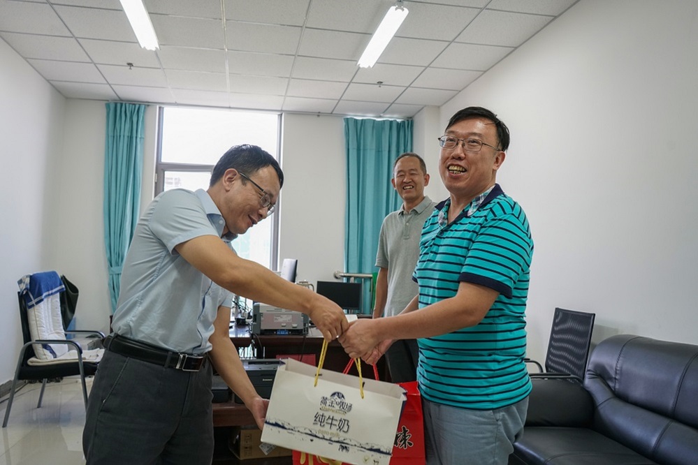 校区副校长刘坚看望工学院教师 陈子晗摄 (1)