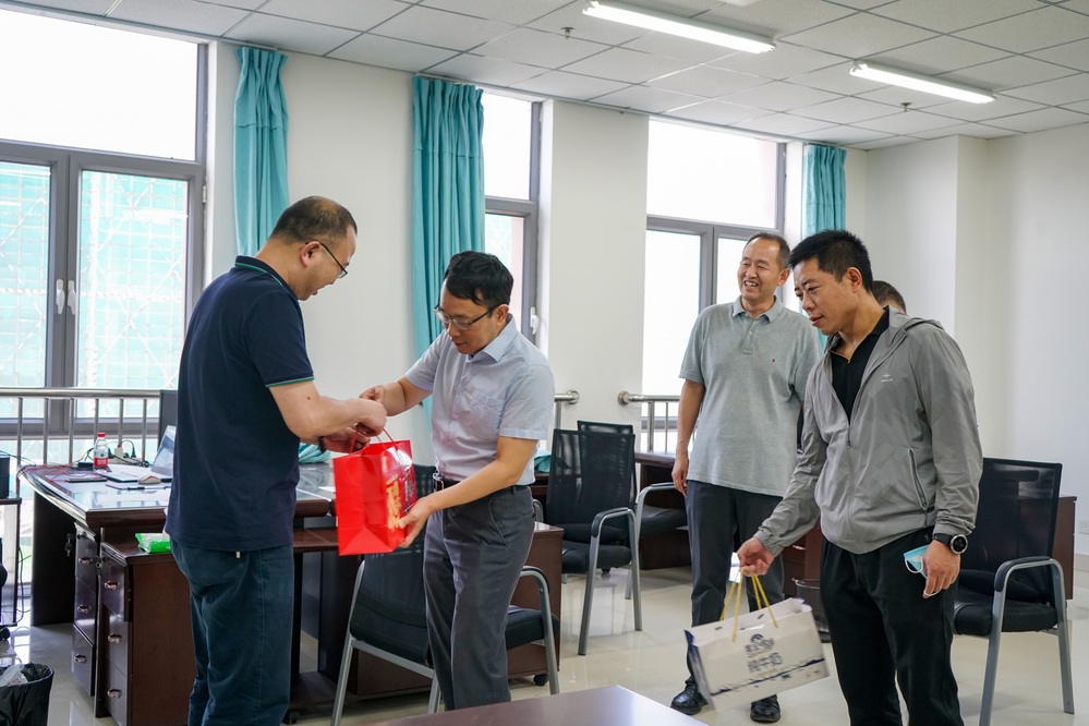 校区副校长刘坚看望工学院教师 陈子晗摄 (2)