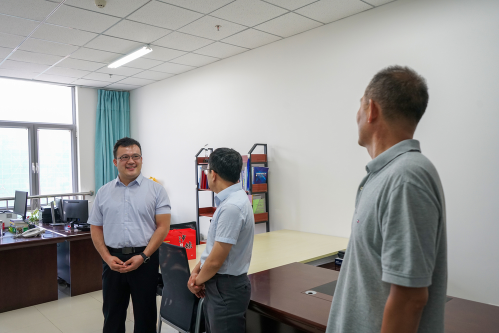 校区副校长刘坚看望工学院教师 陈子晗摄 (3)