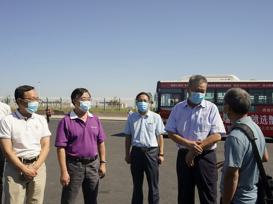 校长陈大恩慰问新生及家长 邱煜珩摄 (3)