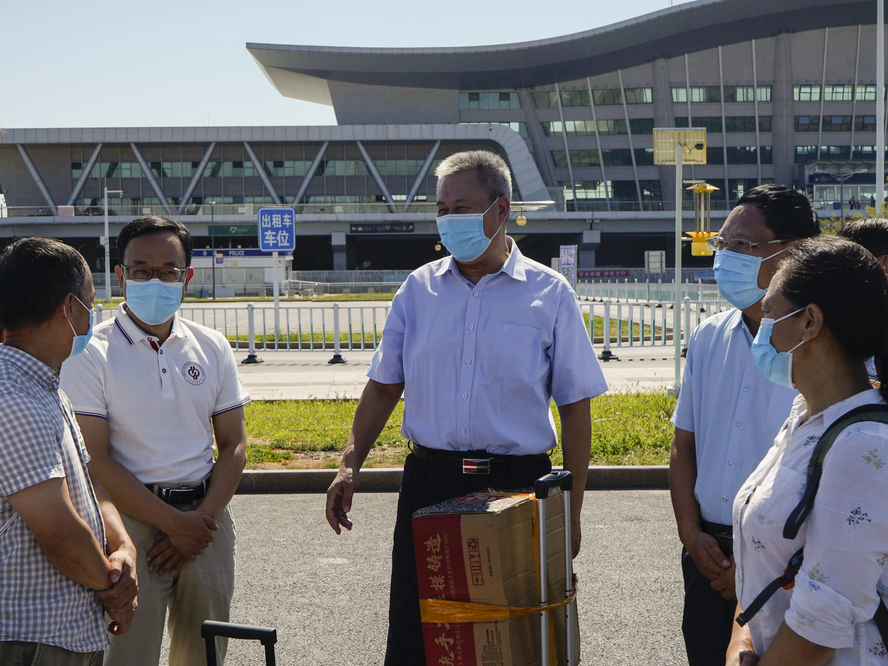 校长陈大恩慰问新生及家长 邱煜珩摄 (10)