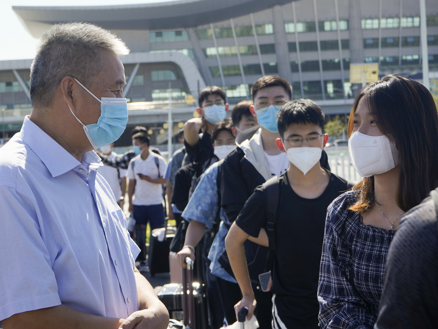校长陈大恩慰问新生及家长 邱煜珩摄 (1)
