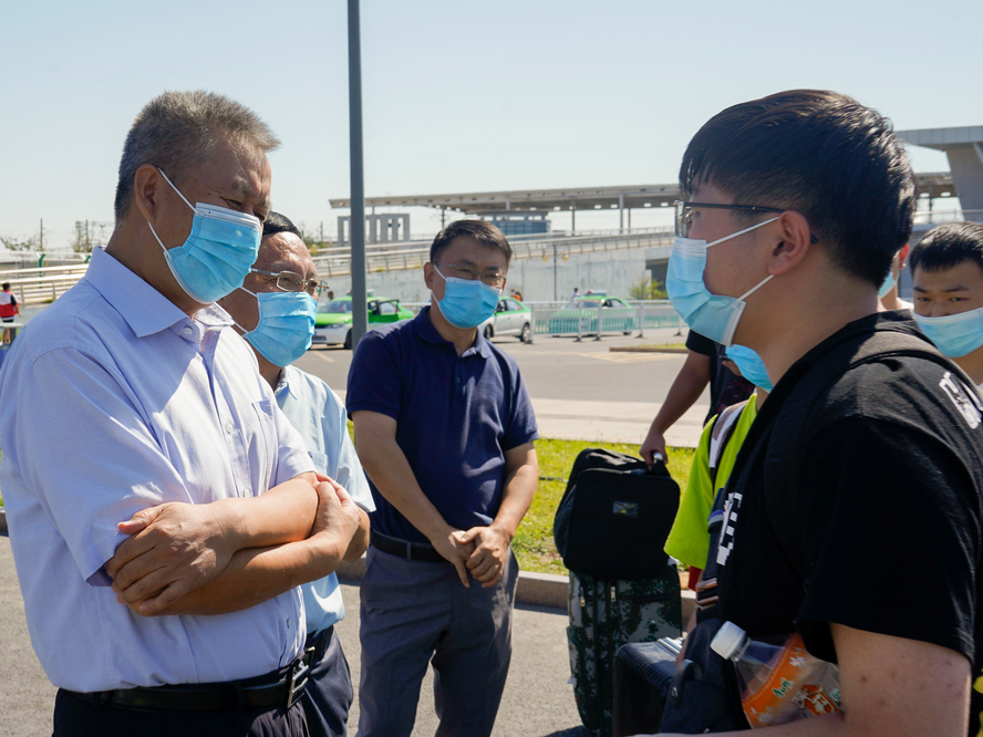 校长陈大恩慰问新生及家长 邱煜珩摄 (4)