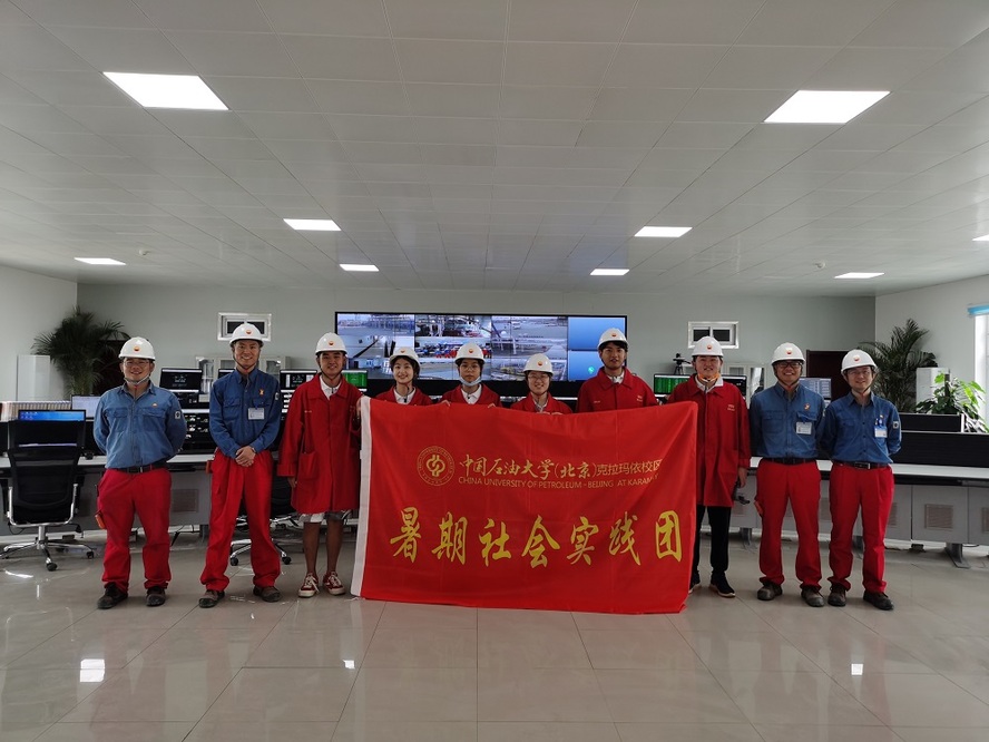 参观哈得一联合站主控室