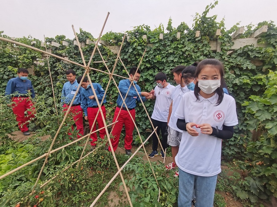 参观哈得油田作业区生活区