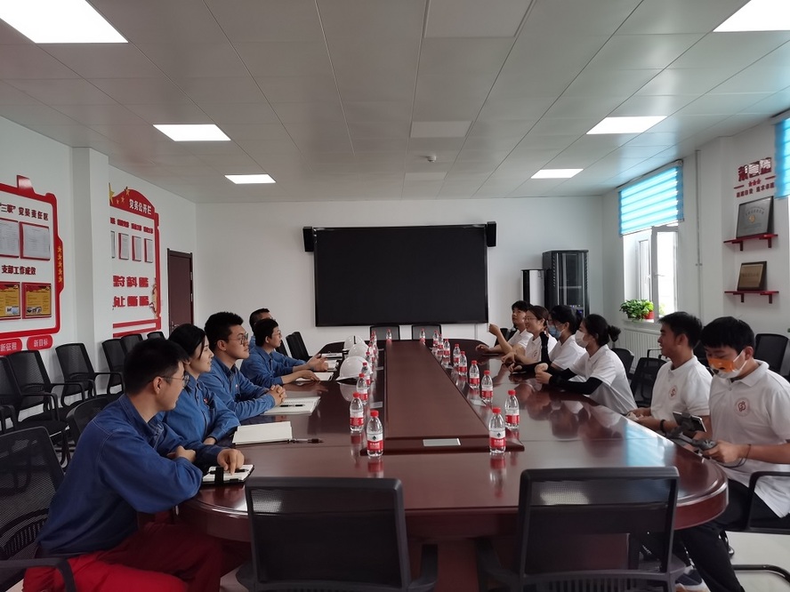 与塔里木油田前线优秀校友座谈