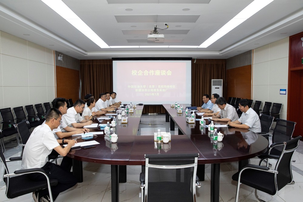 刘坚一行走访准东采油厂