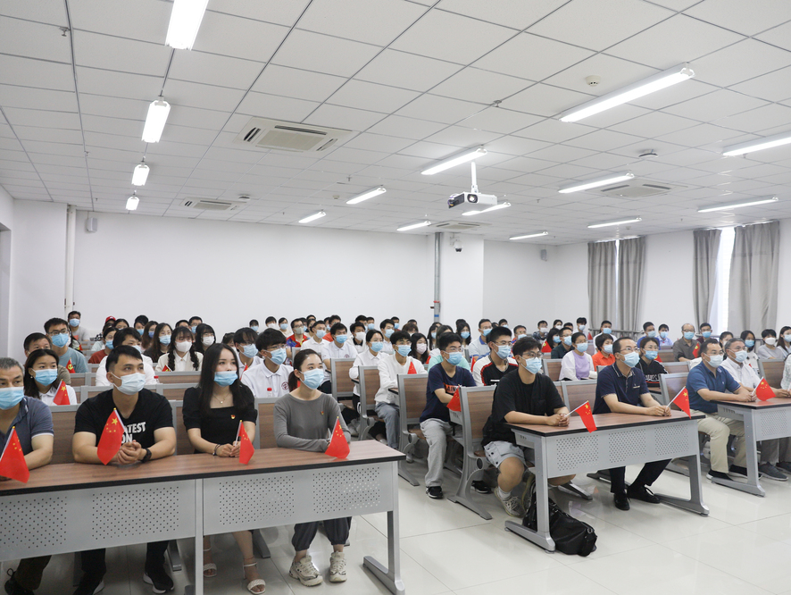 校区干部师生观看庆祝中国共产党成立100周年大会——邱煜珩摄 (7)