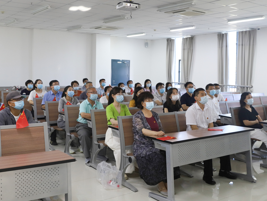 校区干部师生观看庆祝中国共产党成立100周年大会——邱煜珩摄 (6)