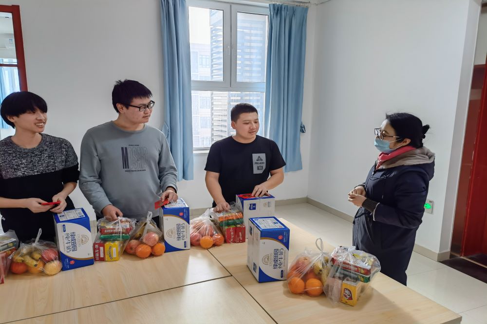 校区领导带队看望慰问寒假留校学生1