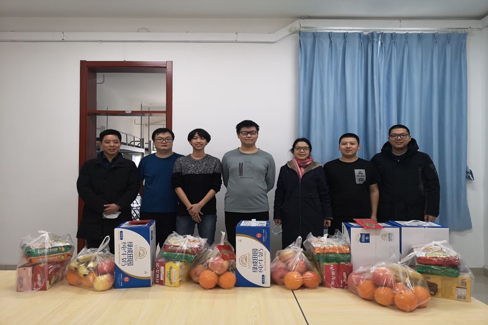 校区领导带队看望慰问寒假留校学生2