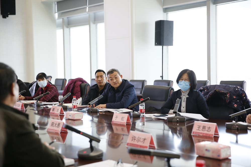 于虹聆听银龄教师讲述