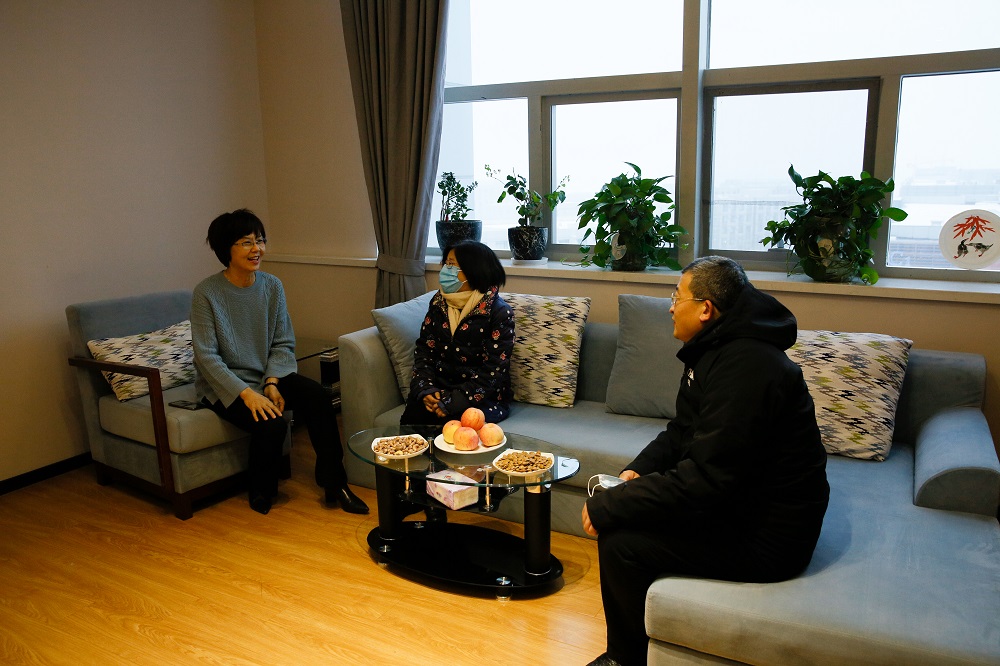 与银龄教师交流