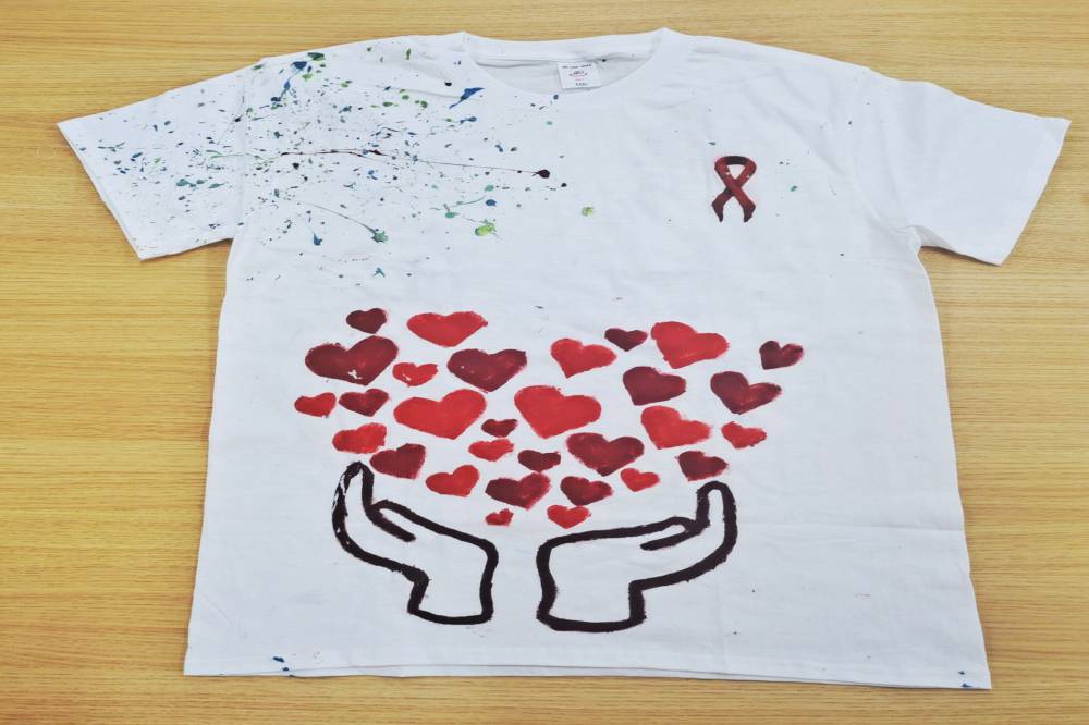 20201204 工学院举办“以爱涂鸦何惧‘艾’”文化衫涂鸦活动 (1)