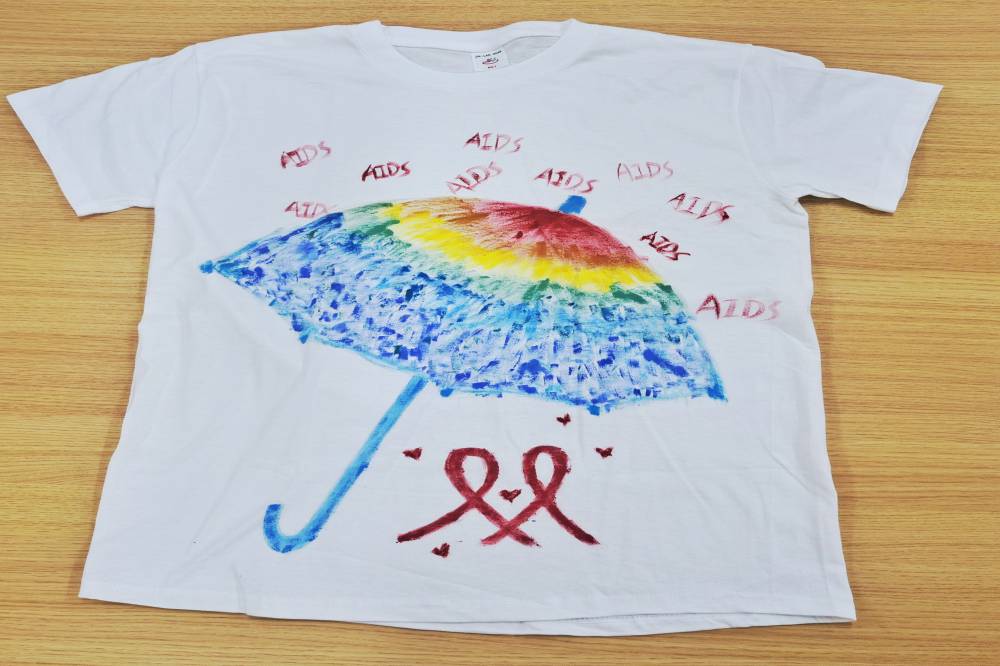 20201204 工学院举办“以爱涂鸦何惧‘艾’”文化衫涂鸦活动 (2)