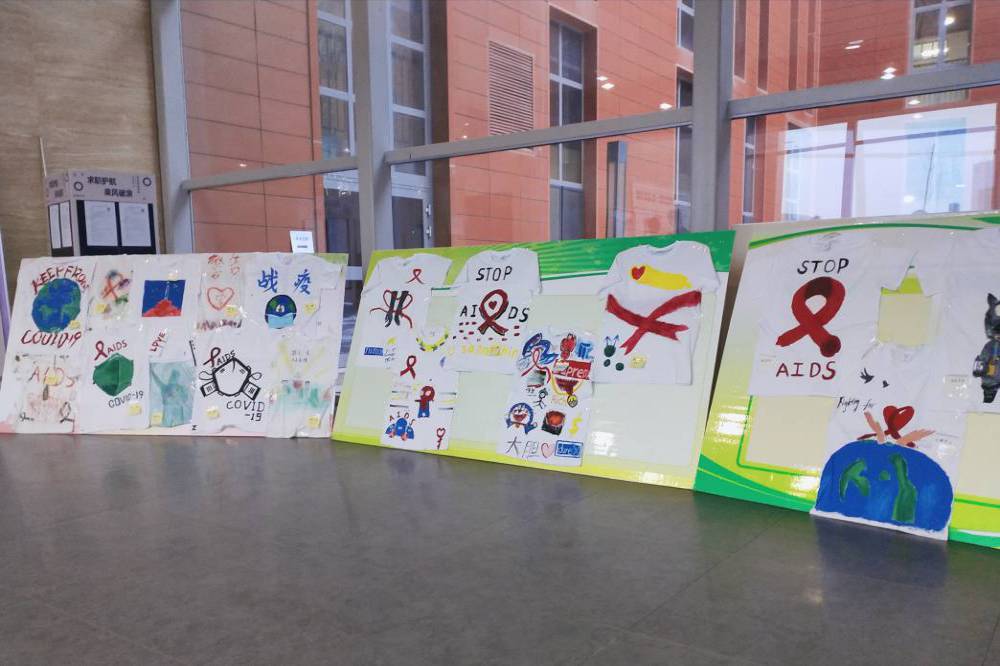 20201204 工学院举办“以爱涂鸦何惧‘艾’”文化衫涂鸦活动 (4)