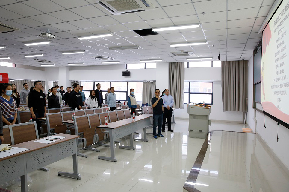 3.肖磊带领新进教职工宣誓-新闻图