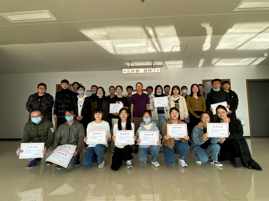 图片7：为赴本部交流表现优异的同学颁发证书