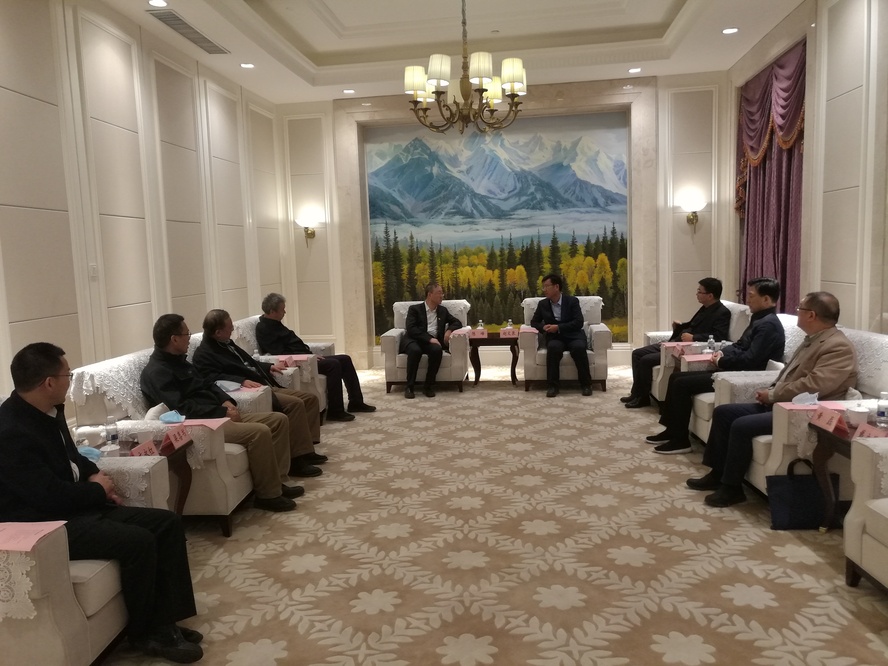 与市委书记市长座谈交流