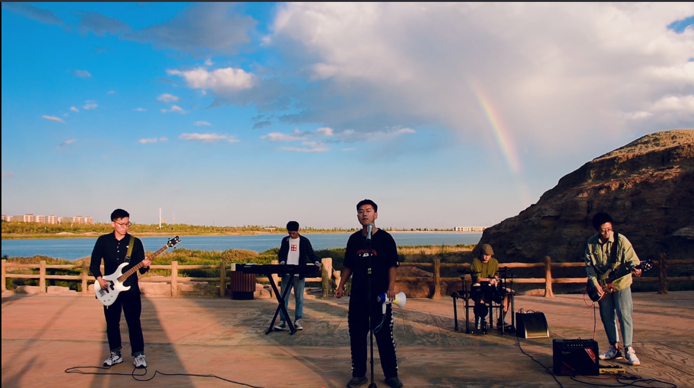 火车驶向云外，梦安魂于九霄