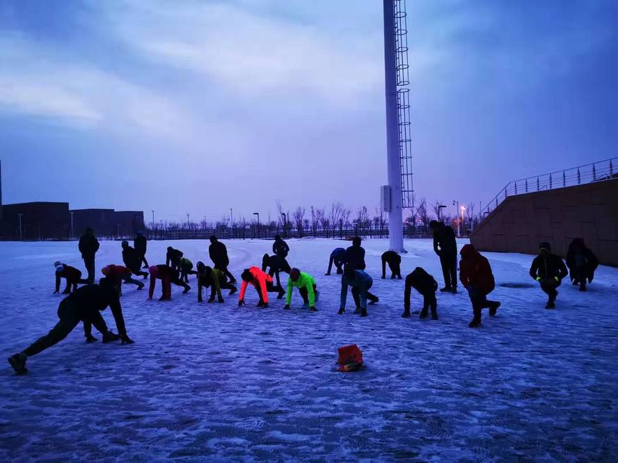20191219文理学院牵头成立长跑队并与克拉玛依跑团共同开展冬训活动