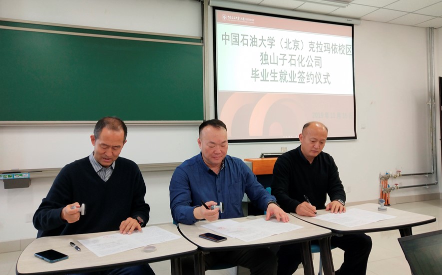 20191202 多家企业来校招聘，学生素质获好评 (2)