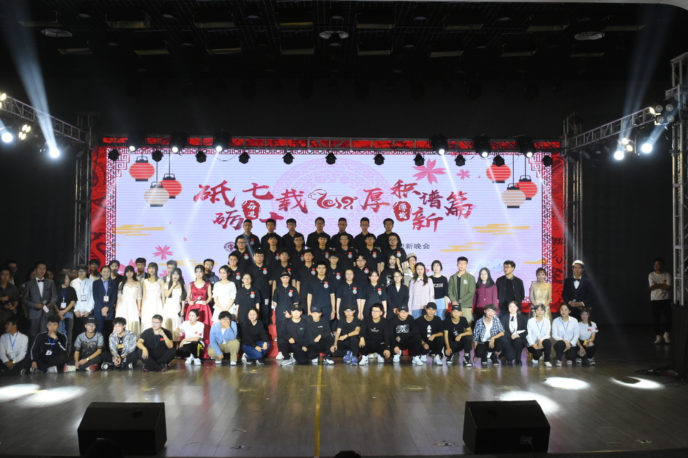 20191017-“砥砺奋进七十载，厚积薄发谱新篇”——石油学院成功举办2019级迎新晚会 (3)