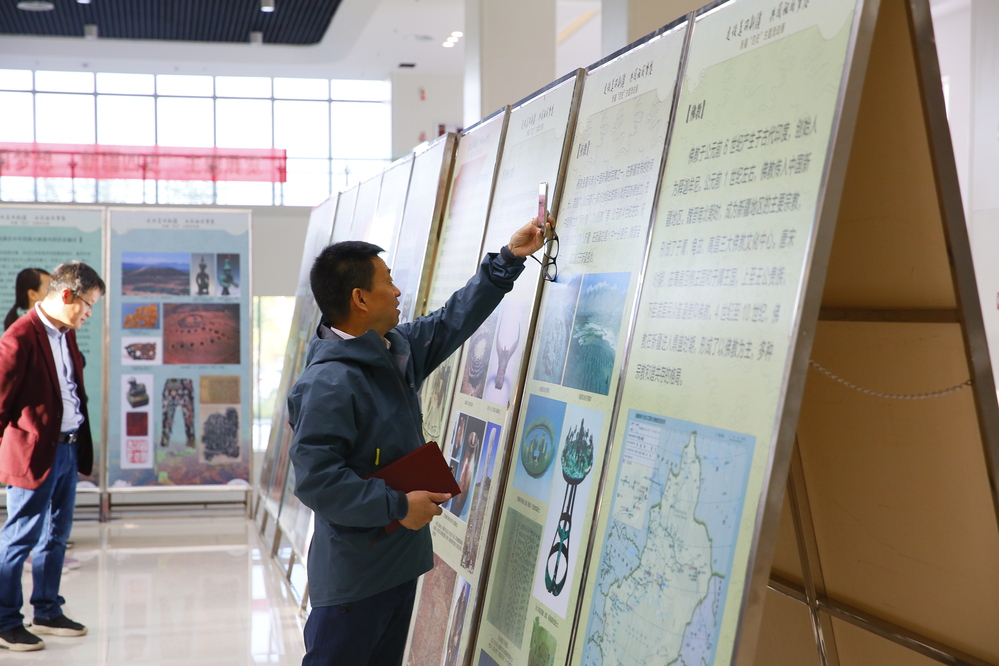 20191009建设美丽新疆 共圆祖国梦想—新疆四史”主题展览 (7)