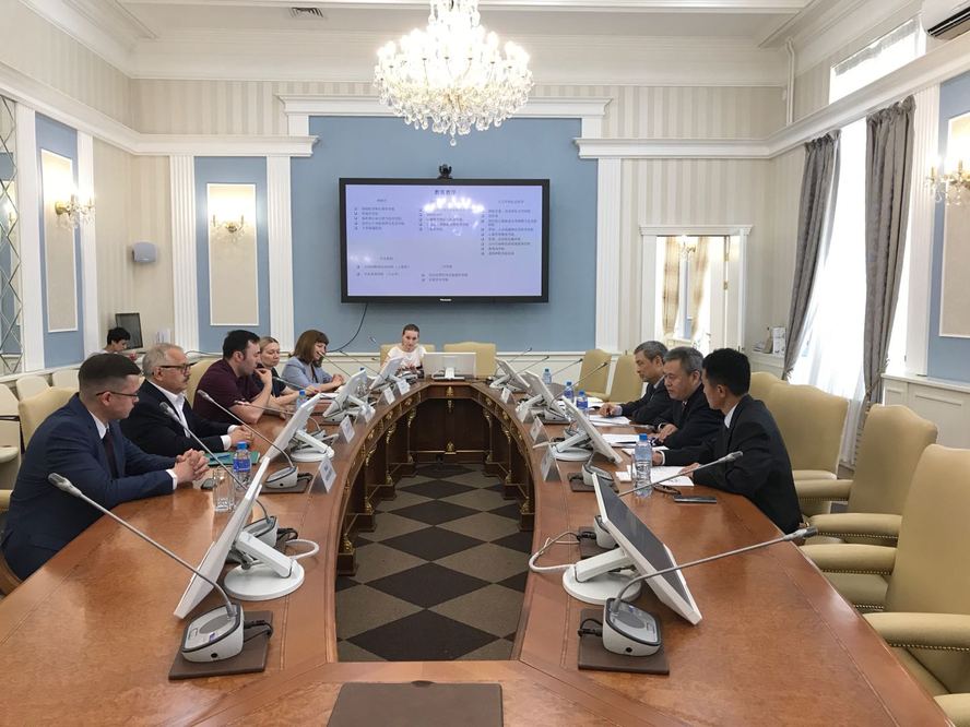 与喀山校领导座谈