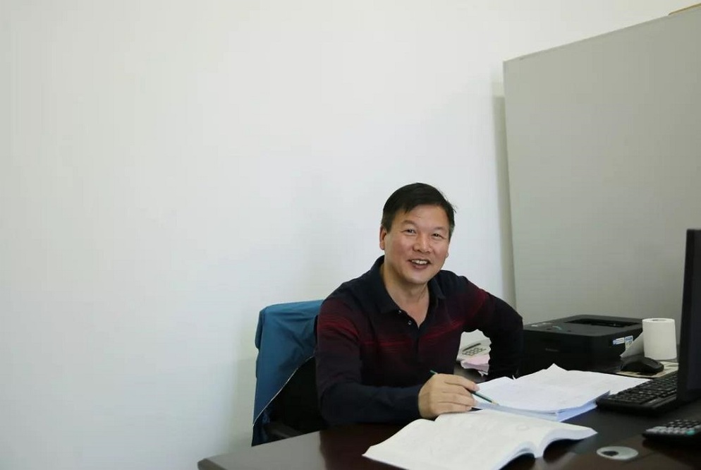 熊老师在办公室批改作业