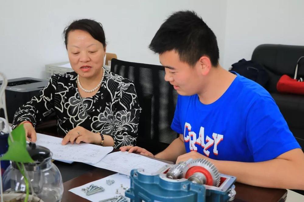 赵菊娣老师在辅导学生