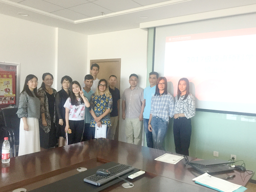 与国际学生结业合影