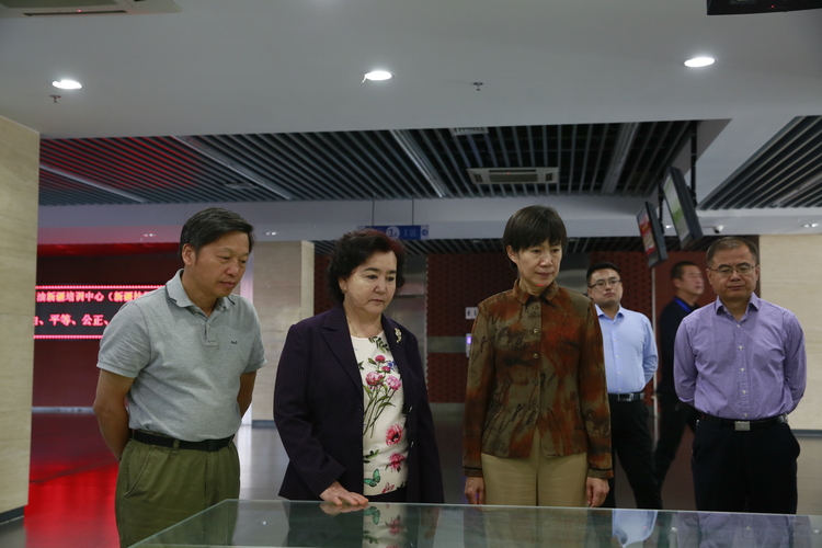 20170919新疆维吾尔自治区人大常委会副主任约尔古丽·加帕尔一行到访中石大克拉玛依校区 (1)