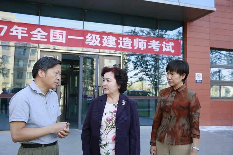 20170919新疆维吾尔自治区人大常委会副主任约尔古丽·加帕尔一行到访中石大克拉玛依校区 (3)