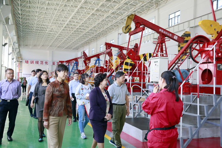 20170919新疆维吾尔自治区人大常委会副主任约尔古丽·加帕尔一行到访中石大克拉玛依校区 (7)