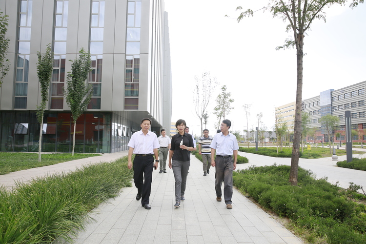 20170831“克拉玛依欢迎你们”市长张红彦来校区看望新生.docx (1)